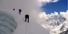 Alpinista ritrova in un crepaccio lo zaino e l'attrezzatura persi 63 anni fa: gli erano caduti mentre attraversava un ghiacciaio