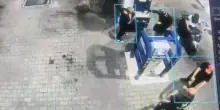 Giugliano, assaltano il distributore: tre banditi armati fuggono con l?incasso