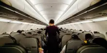 &laquo;Ho lavorato come hostess per 30 anni e mi &egrave; venuto un tumore&raquo;. Il tribunale: causato da orari notturni, fumo passivo ed esposizione a radiazioni aereo