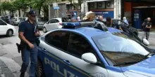 Raid in pieno centro a Napoli: turista stordito con una bottigliata in testa e rapinato