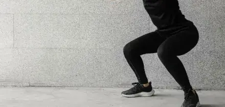 Obbligata dal capo a fare 200 squat per non aver raggiunto gli obiettivi al lavoro: dipendente finisce in ospedale