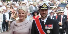Re Haakon VIII sale al trono, la Norvegia trema: la malattia della consorte Mette-Marit, il figlio in carcere per stupro, il legame con Epstein
