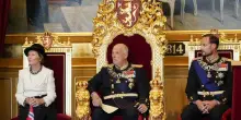 Re Harald morto a 89 anni: dopo lo scandalo Mette Marit-Epstein, la monarchia norvegese non &egrave; mai stata cos&igrave; fragile