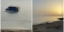 Turista si addormenta in auto e si risveglia in mare: si salva uscendo dal finestrino