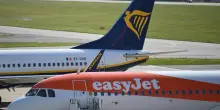 A 64 anni cambia vita e diventa assistente di volo: EasyJet cerca gli over 50 per il cabin crew