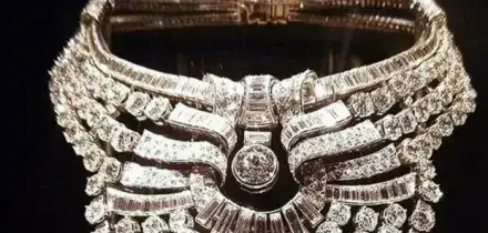 Vienna, rubato il collier della regina d'Egitto: caccia ai ladri. Oltre 600 diamanti e 4,3 milioni di dollari