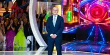 Alfonso Signorini fa causa a Google e chiede 5 milioni: &laquo;Attacchi di panico e sintomi post-traumatici&raquo;. Ecco quanto guadagnava a Mediaset