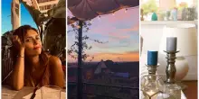 Serena Rossi, la casa con vista mozzafiato a Roma Sud: il soggiorno con le vetrate, le lampade sospese in camera da letto, la veranda con le candele di design