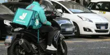 Deliveroo aumenta il compenso minimo dei rider. Svolta nel mondo delle consegne a domicilio