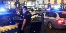 Coltelli e bottiglie rotte per rapinare due turisti: notte di paura in centro a Napoli