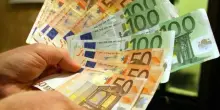 Senzatetto sparge 4mila euro in banconote da 50: polizia interviene ma il mistero sulla valigetta resta