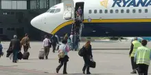 &laquo;Abbandonati a noi stessi, abbiamo dormito a terra&raquo;. Oltre 100 passeggeri bloccati in aeroporto: Ryanair cancella il volo Palma-Malpensa