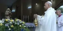 Papa Leone XIV alla processione sul lago di Castel Gandolfo: &laquo;Porgere l'altra guancia (anche in guerra) non &egrave; da perdenti&raquo;