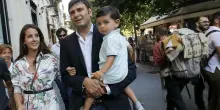 Chi &egrave; Sahra Lahouasnia, la compagna di Alessandro Di Battista volata a Cuba: l'amore per i figli e la vita lontana dai riflettori