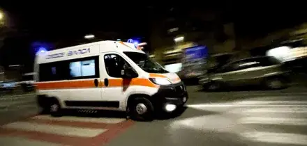 Uomo trovato morto in un parcheggio, sul cadavere colpi di pistola: si indaga per omicidio