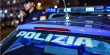 Sfonda il portone e si mette sul divano, coppia trova uno sconosciuto in casa: &laquo;Ho bevuto, pensavo fosse la mia&raquo;. Ma non ricorda dove abita