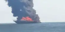 Yacht di 20 metri brucia in mezzo al mare a Jesolo: a bordo 10 persone, le fiamme altissime e il fumo visibile dalla spiaggia