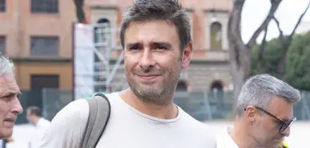 Alessandro Di Battista ricoverato a Cuba, due medici del Gemelli volano all'Avana: l'aereo sanitario &egrave; pronto, cosa succede ora