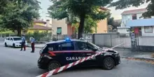 Donna uccisa a coltellate in casa, il marito 52enne non risponde agli inquirenti: sequestrato un coltello. Cosa sappiamo