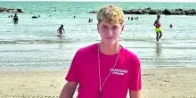 Bagnino di 16 anni salva una coppia di anziani turisti a Formia, quando esce dall'acqua applauso dei bagnanti