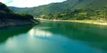 Si tuffa in acqua e non riemerge, muore ragazza di 23 anni al lago