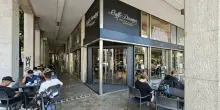 &laquo;Questo caff&egrave; fa schifo&raquo;, sbotta e prende a pugni la cameriera del bar: la lavoratrice 20enne finisce in pronto soccorso