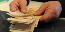Senzatetto trova una valigetta piena di soldi e si mette a lanciare banconote da 50 euro ai passanti. L'assessore: &laquo;Li userei per aiutarlo&raquo;
