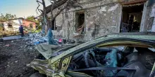 Ucraina, attacco russo su deposito di munizioni in mezzo alle case. La rabbia degli abitanti: &laquo;Non si possono tenere armi qui&raquo;