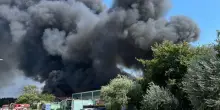 Incendio ad Airola, rogo al deposito di rifiuti, scatta l?alert ambientale