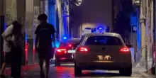 Litigio al centro storico dalle parole alle coltellate ferito un uomo: si indaga