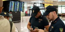 Ceuta, scontro Italia-Spagna: nuovo stop a Schengen. Controlli fino al 15. E Madrid proroga al 22