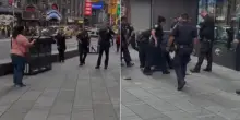 New York, donna accoltella due persone a Times Square: una &egrave; morta. La polizia le spara e la uccide