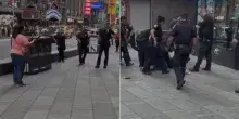 Times Square, donna armata accoltella due persone: un morto a New York. La polizia apre il fuoco e la uccide