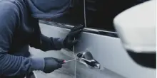 Sorprende i ladri mentre gli stanno rubando l'auto, reagisce e viene accoltellato: 48enne in fin di vita a Ovada