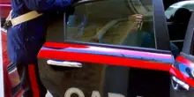 Provano a rubargli l'auto, vuole fermarli ma viene accoltellato: recisa l?arteria femorale