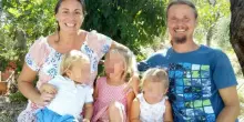 Famiglia nel bosco, rientro a casa a tappe per i tre bambini: obbligo di iscrizione a una scuola pubblica