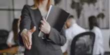 &laquo;L'azienda non &egrave; una famiglia, tra colleghi non ci vogliamo tutti bene. Mi sono fatta licenziare: non ci si pu&ograve; sacrificare per il lavoro&raquo;