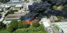 Airola, a fuoco un deposito di rifiuti: nube nera e aria irrespirabile. Allarme nel Sannio: ipotesi dolo