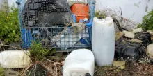 Il municipio ripulisce l'area privata dai rifiuti e spedisce la fattura ai proprietari del terreno: conto da 11.200 euro