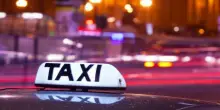 Turisti dimessi dall'ospedale, ma di notte non ci sono taxi: 12 km a piedi per tornare in hotel. Scoppia il caso