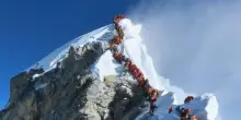 Everest, l?urina dei turisti ha fatto fondere 154 tonnellate di ghiaccio: l'effetto dei visitatori sullo scioglimento dei ghiacciai