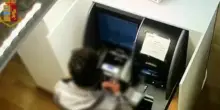 Cash trapping, la nuova truffa al bancomat: come funziona e come difendersi