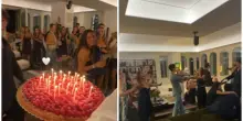 Fedez, la festa (intima) per il compleanno della fidanzata Giulia Honnegger: la sorpresa in salotto, la crostata di lamponi e il karaoke