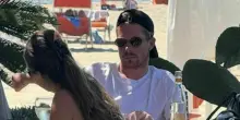 Napoli, mattinata di relax in spiaggia a Varcaturo per Kevin De Bruyne