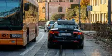 Donna colpita alla testa con un tirapugni dal compagno mentre i due si trovano in auto: lui bloccato dai passanti
