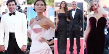 Venezia 83, pagelle look della cerimonia di apertura: George Clooney e Amal illuminano (8), Bianca Balti angelo del Lido (9), Carlos Sainz cameriere (5), Greta Scarano in velluto (6)