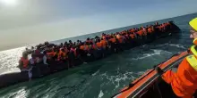 Canarie, barcone con 127 migranti alla deriva per un mese: oltre 80 morti a bordo, tra loro un neonato