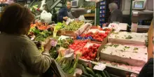 &laquo;Cinquanta euro al giorno per 8 ore di lavoro, le scarpe antinfortunistiche le compri tu&raquo;. L'annuncio del supermercato diventa virale