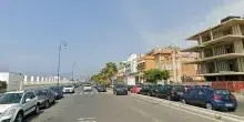Ostia, uccide la madre soffocandola poi si getta dal quarto piano e muore: ipotesi omicidio-suicidio