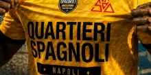 Vasco Rossi vicino ai calciatori dei Quartieri Spagnoli